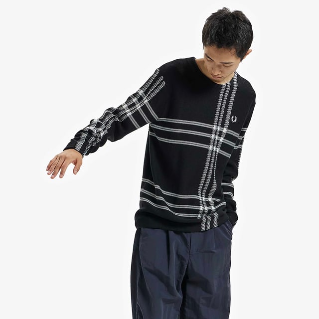 Specifications: Crewneck sweater made of soft tartan merino wool, with logo embroidered on the front. Suitable for everyday looksFit: Regular Model is wearing size: M Model's height: 180 cm