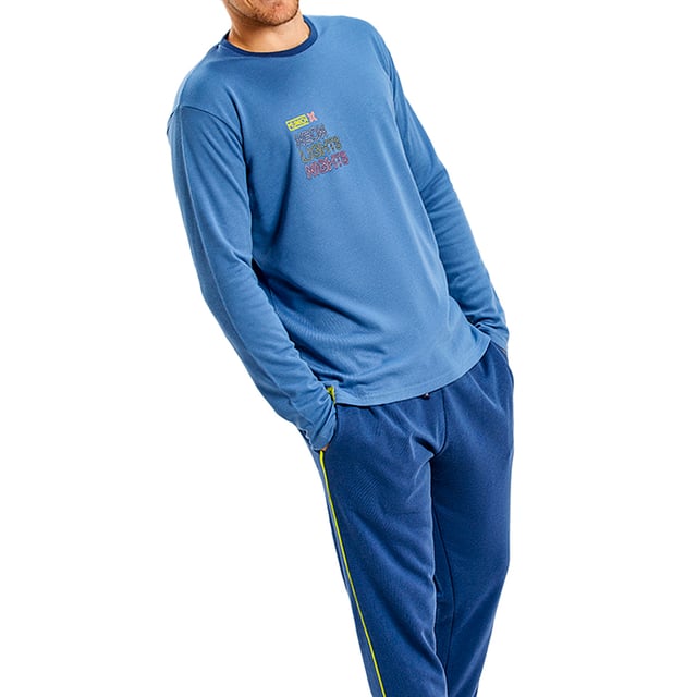 Pijama de  manga larga Munich.
Color Azul
Camiseta de manga larga y cuello redondo.
Diseño con gráficos de la marca.
Pantalón largo.
Cinturilla elástica.
Bajos rectos.
Costuras vistas a tono.

Composición:  60% Poliéster, 40% Algodón.

-Lavar a temperatura máx. 30º.
-No usar lejía.
-Planchar a temperatura máx. 110º.
-No admite lavado en seco.
-Permite utilizar secadora.