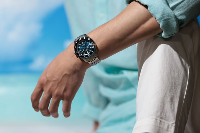 Diese Citizen Promaster Fujitsubo Limited Edition Analoguhr für Männer ist das perfekte Zeitmessgerät zum Tragen oder Verschenken. Das silberne 41 mm runde Gehäuse in Kombination mit dem komfortablen Silber-Titan-Uhrenarmband sorgt dafür, dass Sie dieses atemberaubende Zeitmessgerät ohne Kompromisse genießen können. Angetrieben von einem hochwertigen automatischen Uhrwerk und wasserfest bis 20 bar, wird Ihre Uhr weiterhin zuverlässig ticken. Die Promaster-Serie, die das Wesen der Erkundung in der Luft, zu Land oder zur See einfängt, feiert ihr 35-jähriges Jubiläum im Bereich professioneller Abenteuer mit einer neuen limitierten Serienausgabe. Diese automatische Analoguhr verfügt über eine Kalenderfunktion: Datum, leuchtende Zeiger, leuchtende Zahlen und eine verschraubte Krone. Hochwertiges 21 cm langes und 19 mm breites Silber-Titan-Armband mit einer Faltschließe mit Druckknopf. Gehäusedurchmesser: 41 mm, Gehäusehöhe: 12 mm und Gehäusesilber: Zifferblattfarbe: Blau.