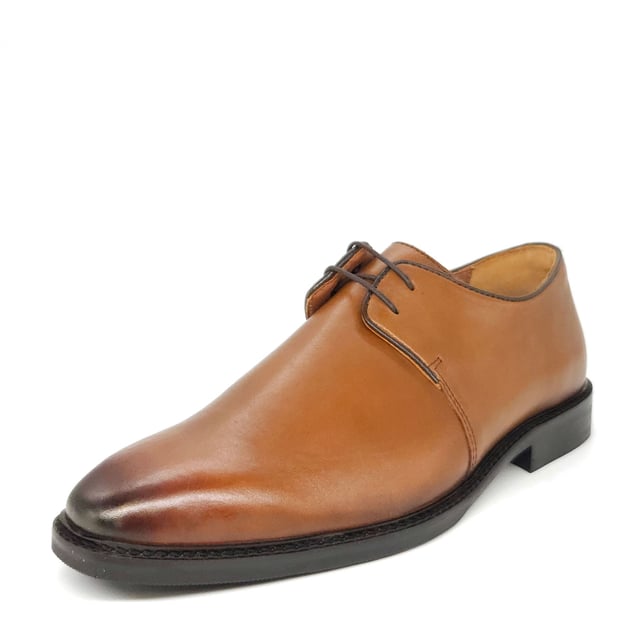 Introducing Dagenham, a classic Derby shoe for a quintessential formal feel. The active foam footbed ensures a comfortable wear, while the streamlined silhouette provides a sleek finish.