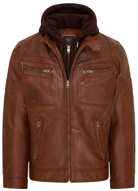 Dieses Stück ist eine moderne Version der klassischen Bikerjacke und vereint Stil und Funktionalität. Es ist aus ultraweichem Nappaleder gefertigt und verfügt über gesteppte Details an den Schultern und im oberen Brustbereich für einen eleganten, modernen Look. Es wurde auf Vielseitigkeit ausgelegt und verfügt über ein herausnehmbares Fleecefutter und eine verstellbare Kapuze, sodass es für alle Jahreszeiten geeignet ist. Mit vier Außentaschen mit Reißverschluss zur sicheren Aufbewahrung und zwei zusätzlichen Innentaschen ist diese Jacke praktisch und stylisch zugleich. Ob für einen lockeren Ausflug oder zum Tragen in mehreren Schichten bei kälterem Wetter, es ist leicht zu erkennen, warum diese Jacke derzeit ein Favorit ist. 100 % hochwertiges, ultraweiches Nappaleder. Herausnehmbares Fleecefutter und verstellbare Kapuze für ganzjähriges Tragen. Gesteppte Details an den Schultern und im oberen Brustbereich für zusätzlichen Stil. Vier Außentaschen mit Reißverschluss zur sicheren Aufbewahrung. Zwei Innentaschen für zusätzlichen Komfort. Stylische, moderne Version der klassischen Bikerjacke.