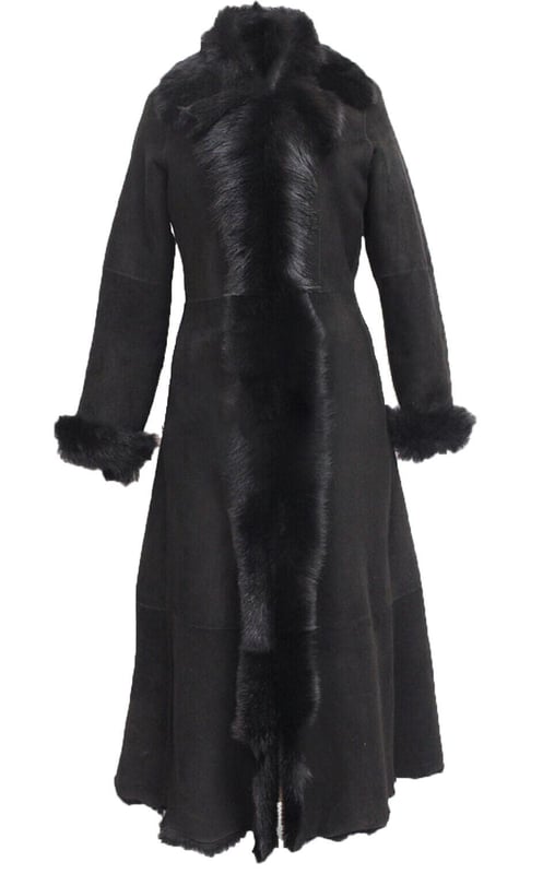 Deléitese con la elegancia atemporal de nuestro abrigo de piel de oveja con capucha de longitud completa para mujer, un verdadero símbolo de lujo y sofisticación. Diseñado y elaborado en nuestra propia fábrica de Londres, este abrigo ofrece estilo y comodidad para la mujer consciente de la moda. Piel de cordero Toscana de primera calidad: este abrigo está elaborado íntegramente con piel de cordero Toscana española flexible, conocida por su textura suntuosa y sedosa y su calidez excepcional. Elegante y entallado: con un diseño de corte entallado tanto para el abrigo como para las mangas, ofrece una silueta favorecedora. Cuello alto de lujo: el abrigo cuenta con un cuello alto que rezuma lujo y elegancia. Bordes naturales: la ausencia de bolsillos externos y el uso de bordes naturales en la parte delantera y la parte inferior realzan el exquisito diseño del abrigo. Capucha Toscana completa: manténgase abrigado y con estilo con una hermosa capucha Toscana completa que completa el look. Experimente el encanto de la piel de cordero Toscana, conocida por su tacto suave y su calidez excepcional. Este abrigo no es solo una necesidad invernal; Es una declaración de moda que es respetuosa con el medio ambiente y está orgullosamente fabricada en el Reino Unido, y que le ofrece una pieza de lujo atemporal que dura temporada tras temporada.