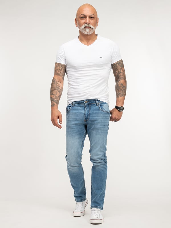 Komfort trifft auf Stil: Lorenzo Loren Herren Jeans Hosen LL-4001 Zeitloses Design für jeden Anlass Erlebe die perfekte Kombination aus Stil und Komfort mit den Lorenzo Loren Herren Jeans Hosen LL-4001 in Hellblau. Diese Jeans sind im klassischen Five Pocket Style gestaltet und bieten dank des mittleren Bundes einen bequemen Sitz. Das Stone Washed Finish verleiht den Hosen eine moderne, leicht verwaschene Optik, die sich perfekt in jede Garderobe einfügt. Ob für einen entspannten Tag oder einen lässigen Abend – mit diesen Jeans bist du immer gut gekleidet.  Perfekte Passform dank Stretch-Material Die Lorenzo Loren Herren Jeans Hosen LL-4001 sind aus einem hochwertigen Stretch-Denim gefertigt, der sich optimal an deinen Körper anpasst und maximale Bewegungsfreiheit bietet. Der Hosenschlitz mit Reißverschluss sorgt für zusätzlichen Komfort und eine einfache Handhabung. Diese Jeans sind die ideale Wahl für alle, die Wert auf Bequemlichkeit und eine perfekte Passform legen.  Vielseitig und kombinationsfreudig Diese hellblauen Jeans lassen sich vielseitig kombinieren und sind ein absolutes Must-Have für jede Saison. Trage sie mit einem einfachen T-Shirt und Sneakers für einen lässigen Look oder kombiniere sie mit einem Hemd und Lederschuhen für einen etwas eleganteren Auftritt. Egal, wie du dich entscheidest – mit den Lorenzo Loren Herren Jeans Hosen LL-4001 machst du immer eine gute Figur.