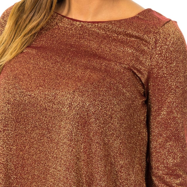 Jersey manga larga.
Color Burdeos-brillante dorado
Cuello redondo. 
Aplicación metálica personalizada por la marca, en el lateral inferior frontal. 
Cinturilla con aplicación de brillantes de Strass. 
Forro interior en color burdeos. 
Obertura trasera en forma de rombo en el frontal. 
Costuras vistas a tono.
 
Composición:  100% Viscosa

- Lavar máximo a 40ºC.
- Planchar a media temperatura, máx. 110ºC.
- Permite usar secadora.
- No usar lejía.
- No admite el  lavado en seco.