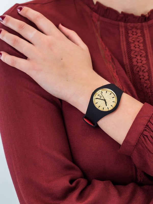 This Ice Watch Ice Loulou Analogue Watch for Women is the perfect timepiece to wear or to gift. It's Black 40 mm Round case combined with the comfortable Black Silicone watch band will ensure you enjoy this stunning timepiece without any compromise. Operated by a high quality Quartz movement and water resistant to 10 bars, your watch will keep ticking. This watch has a very pretty dial perfect for every occasion. High quality 20 cm length and 19 mm width Black Silicone strap with a Buckle Case diameter: 40 mm,case thickness: 9 mm, case colour: Black and dial colour: Gold