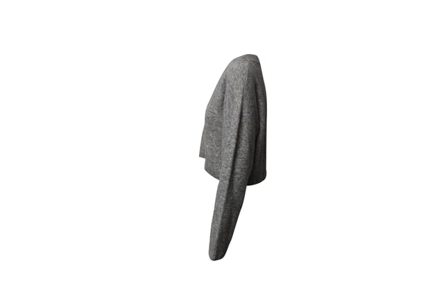 VINTAGE, RRP SOM NY
Byggd på en grund av coola, riktade garderobsbaser, handlar 3.1 Phillip Lim om stark personlig stil. En pionjär inom lyxig amerikansk sportmode, vars iögonfallande Pashli-väska gav honom CFDA-priset för Årets Accessoardesigner, är Phillip Lims designfilosofi centrerad kring en strävan efter tillgänglig, sofistikerad mode.

3.1 Phillip Lim V-ringad Tröja i Grå Polyamid
Färg: grå
Material: Polyamid
Storlek: S
Skick: utmärkt
Tecken på användning: Nej
SKU: 124040