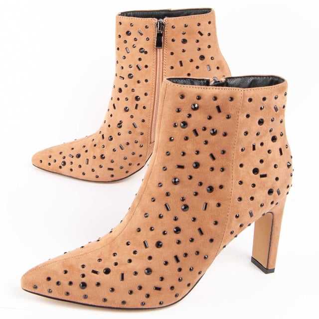 Women's ankle boots with heel. Comfortable fit. Cushioned natural leather insole. Manufactured by other brands for our brand. Approximate measurements: 8 cm heel, 16 cm high and 10 cm wide.