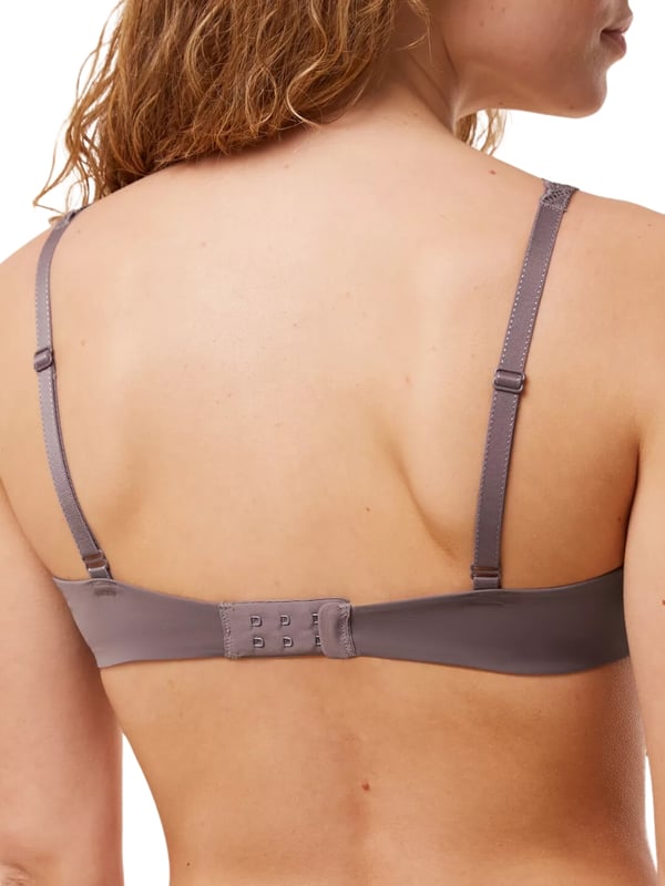 Body Make-Up Illusion Lace High Apex Bra. Underwired deep plunge bra with non padded cups, a flexible wire and made from smooth lace and soft microfibre fabric. The product is recommended as hand-wash only.