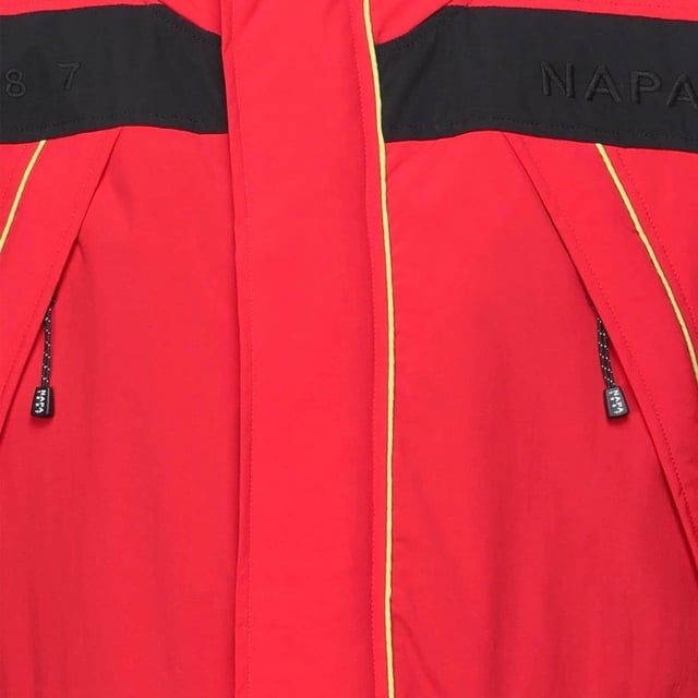 Chaqueta Napapijri Epoch 1 acolchada roja. Chaqueta Napapijri Epoch 1 acolchada roja. Capucha ajustable, insignia de la marca en el hombro izquierdo. Regular Fit, Corresponde a la talla real, Cierre oculto con cremallera central, Chaqueta acolchada. Marca Napa en el lado izquierdo del pecho, cuatro bolsillos delanteros con cierre de cremallera. Código de estilo: Época 1 N0YKD7RAR