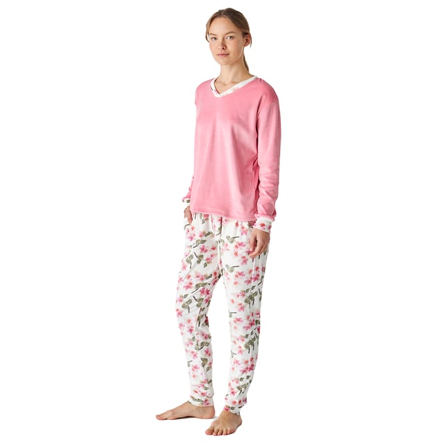 Women's long-sleeved pajamas with an elegant and comfortable design, ideal for lounging or relaxing at home.

 Made from soft velvet, these pyjamas are ideal for cool nights and offer a feeling of exceptional warmth and comfort.

 Its modern and sophisticated design adapts perfectly to the female figure, enhancing the silhouette with a chic and relaxed style.

 The set includes a solid-coloured long-sleeved top with a delicate V-neck, while the matching trousers feature an attractive print. An elasticated drawstring waist provides freedom of movement.

 Tonal exposed stitching adds a subtle yet elegant detail.

 Enjoy the softness of velvet and a design that combines fashion and functionality. Ideal for giving as a gift or for pampering yourself.
 Composition: Shirt: 95% Polyester, 5% Spandex; Pants: 95% Polyester, 5% Spandex
 Care:
-Wash on a gentle cycle.
 -Always use cold or warm water.
 -Do not use a dryer. It is better to air dry.
 -If necessary, iron at low temperatures.
 -Do not use bleach.