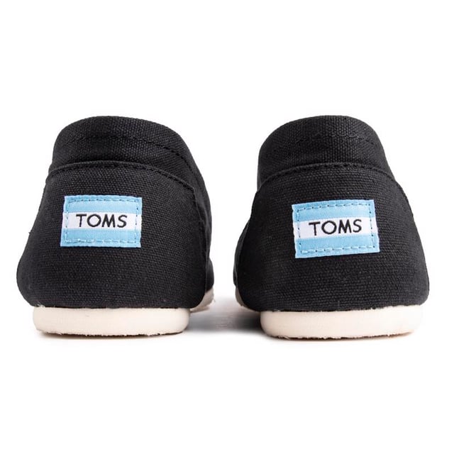 Toms classic black canvas hotsell shoes