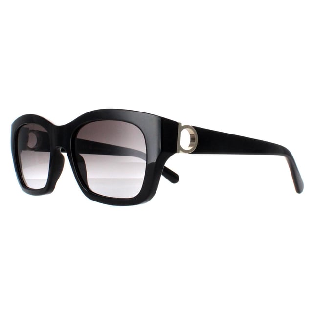 Las gafas de sol Salvatore Ferragamo SF1012S 001 negro gris degradado estÃ¡n meticulosamente elaboradas con los mejores materiales. Encarnan la elegancia atemporal y el lujo moderno. La elegante montura de acetato estÃ¡ adornada con el emblemÃ¡tico logotipo de Salvatore Ferragamo, sÃ­mbolo de artesanÃ­a y estilo impecables. Con su diseÃ±o de gran tamaÃ±o y sus elegantes lentes, estas gafas de sol destilan glamour sin esfuerzo, al tiempo que proporcionan una protecciÃ³n UV esencial.