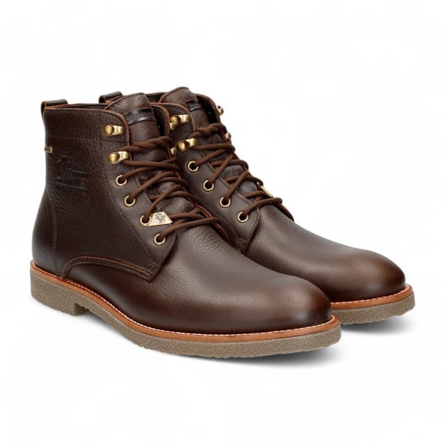 Die braunen Herren-Stiefeletten Glasgow Gtx C2 von Panama Jack sind die perfekte Kombination aus Stil, Komfort und Haltbarkeit. Diese Stiefel bestehen aus wasserfestem, braun geöltem Nappaleder und sind so gebaut, dass sie den Elementen standhalten. Das Gore-Tex®-Futter sorgt für atmungsaktive, Wasserdichter Schutz, während die herausnehmbare anatomische Innensohle individuellen Komfort und Halt bietet. Mit einer flexiblen und langlebigen TPU-Gummisohle sind diese Stiefel ideal für den ganzen Tag. Mit einem Schnürverschluss für einen sicheren Sitz, einer Schafthöhe von 15 cm Mit einer Absatzhöhe von 3 cm bieten sie ein schlichtes und funktionales Design.

Merkmale:

Wasserdichtes braunes geöltes Nappaleder
Gore-Tex®-Futter für atmungsaktiven, wasserdichten Schutz
Herausnehmbare anatomische Innensohle
Flexible und langlebige TPU-Gummisohle
Schnürverschluss für sicheren Sitz
Schafthöhe: 15 cm
Absatzhöhe: 3 cm
100 % hergestellt in Spanien.