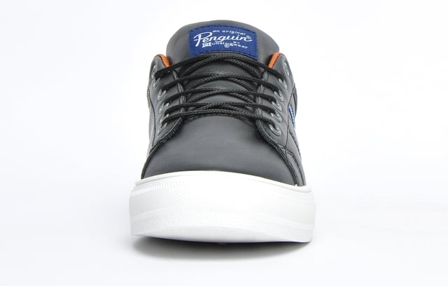 Luce un estilo clásico casual con estas zapatillas Max de la icónica marca de ropa para hombre Penguin Original. Las Penguin Original Max son unas zapatillas deportivas refinadas para el día a día que marcan tendencia y están repletas de un auténtico estilo retro. Las Penguin Original Max son una opción versátil para la nueva temporada y aportan un look inspirado en la herencia a tus conjuntos informales. Confeccionadas con una parte superior sintética de tacto suave similar al cuero y adornadas en los laterales con detalles de rayas y la marca Penguin, estas zapatillas tienen un diseño atractivo para la calle a un precio muy asequible. La marca Penguin Original también aparece en la lengüeta para rematar esta fantástica zapatilla deportiva urbana que es una gran adición a la selección de zapatillas de cualquier hombre con estilo que busque elevar su look informal.
 - Parte superior sintética de tacto suave similar al cuero
 - Talón y tobillo acolchados
 - Sistema de cordones de 6 agujeros
 - Suela vul envolvente de estilo vintage
 - Suela de goma duradera
 - Logotipo de Original Penguin en toda la suela