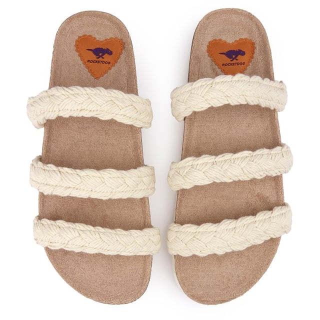Sandalias ashley Rocket Dog en color natural para mujer, confeccionadas en textil y suela de goma. Incluye: correa triple, plantilla acolchada, entresuela de corcho y marca Rocket Dog.