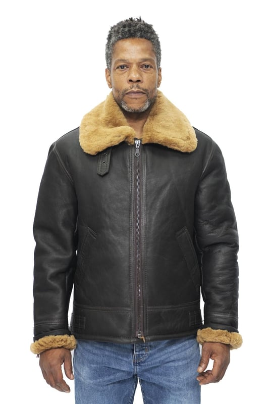 La chaqueta B3, que no tiene rival en cuanto a calidez y comodidad, tiene un legado muy valorado en la aviación británica y es nuestra chaqueta de piel de oveja más popular. Esta chaqueta está hecha de piel de oveja de doble cara de primera calidad que cuenta con el interior de piel de oveja gruesa más fino que retiene naturalmente el calor corporal para mantenerte abrigado y cómodo durante los inviernos más fríos. El exterior de la chaqueta está hecho de piel de napa de primera calidad, que es famosa por ser ultra suave y da como resultado un acabado suave que dejamos que brille al limitar las características frontales de esta pieza. Hay dos bolsillos en ángulo en la cintura que brindan un almacenamiento conveniente y el cuello con muescas se extiende ampliamente cuando se mantiene abajo o se puede cerrar con cremallera y sujetar con una correa de hebilla para mayor protección cuando el frío llama a la puerta. • Fabricada con piel de oveja de doble cara de alta calidad • El forro de piel de oveja gruesa es la mejor opción para brindar calidez y comodidad • Cuenta con dos bolsillos en ángulo y ajuste de correa en la cintura • Equipada con una cremallera YKK de metal gruesa de longitud completa