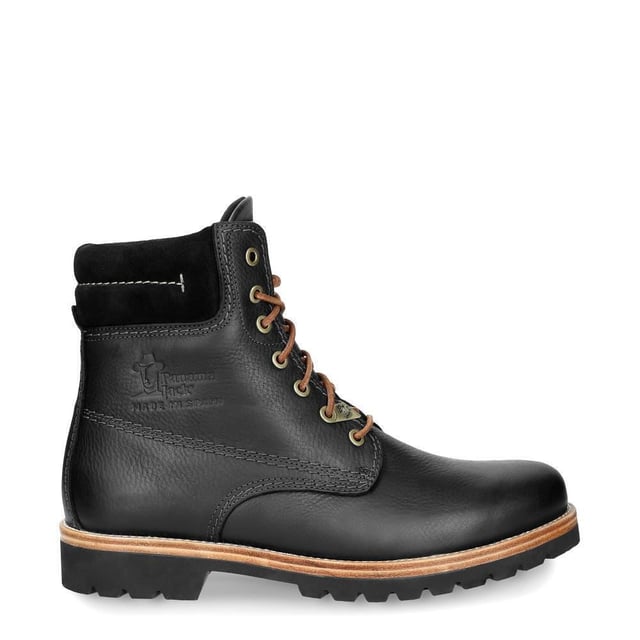Steigen Sie mit Stil und Komfort aus mit Panama Jack-Stiefeln. Egal, ob Sie über schroffe Landwege wandern oder durch Stadtstraßen navigieren, der originale Panama Jack 03 C27 Herren-Schnürstiefel ist Ihr perfekter Begleiter. Im klassischen Design mit schlichter runder Spitze und schwarzem, gepolstertem Lederkragen strahlen diese Stiefel zeitlose Eleganz aus. Die kontrastierenden Schnürsenkel sorgen für einen Farbtupfer, während die genähte schwarze Commando-Sohle für Haltbarkeit und Stabilität in jedem Gelände sorgt. Für die Herren sind die schwarzen Panama Jack 03 Schnürstiefeletten für Herren so konzipiert, dass sie den Elementen standhalten. Mit einem wasserdichten, glatten Nubuk-Obermaterial, einem weich gepolsterten Knöchelschaft und einem warmen Futter halten diese Stiefel Ihre Füße kuschelig und trocken. Das geprägte Logo an der Ferse und die silbernen sechseckigen Metallösen verleihen ihrem robusten Charme einen Hauch von Raffinesse. Hauptmerkmale: Klassisches Design: Die Panama 03-Stiefel vereinen Design, Qualität und Komfort nahtlos und bieten eine zeitlose Ästhetik für Männer und Frauen. Vielseitiger Tragekomfort: Egal, ob Sie die Straßen der Stadt erkunden oder Bergpfade erobern, diese Stiefel sind perfekt für alle Ihre täglichen Abenteuer. Wasserdichte Konstruktion: Diese Stiefel sind aus wasserdichtem Vintage-Nappaleder mit Lederfutter gefertigt und sorgen dafür, dass Ihre Füße bei jedem Wetter trocken und bequem bleiben. Anatomische Unterstützung: Genießen Sie verbesserten Komfort und Hygiene mit der anatomisch geformten Innensohle, die eine perfekte Passform für Ihre Füße bietet. Langlebig und rutschfest: Die Gummiaußensohle bietet Flexibilität, Haltbarkeit und rutschfeste Traktion und sorgt für Stabilität auf verschiedenen Oberflächen. Hergestellt in Spanien: Mit einer Schafthöhe von 18 cm werden diese Stiefel fachmännisch in Spanien gefertigt, um höchste Handwerkskunst und Qualität zu gewährleisten. Schlüpfen Sie in die Stiefel von Panama Jack und erleben Sie die perfekte Mischung aus Stil, Haltbarkeit und Komfort für Ihre alltäglichen Abenteuer. Diese Stiefel wurden für alle entwickelt, die Wert auf Qualität und Handwerkskunst legen und sind Ihr vertrauenswürdiger Begleiter, wohin auch immer Ihre Reise Sie führt