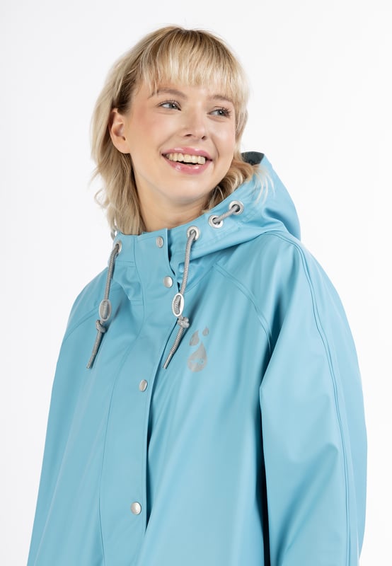 Het regenjack van myMo is met zijn brede poncho vorm helemaal in de trend. Het gecoate materiaal is bovendien niet alleen waterdicht, maar dankzij de gesealde naden ook winddicht en biedt zo de beste bescherming tegen alle weersomstandigheden. De binnenvoering is van een zachte jersey, wat het draagcomfort nog vergroot. Een grote capuchon met trekkoorden en een glitterkoord, verstelbare manchetten en de optimale lengte zorgen ook voor duurzame bescherming. Effectieve luchtcirculatiegaten onder de armen zorgen voor een goed ademend vermogen. De oogjes, knopen en andere kleine details zijn versierd met mooie en stijlvolle logo reliëfs.Belangrijke maatinformatie: Omdat het jack een speciale oversize vorm heeft, is het geschikt voor verschillende maten: Maat XS/S - past tot maat 42/44 Maat M/L - past tot maat 46/48 Maat XL/XXL - past tot maat 50/52