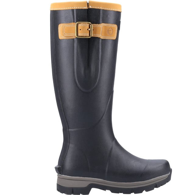 Premium rubber all-purpose wellington boot.  Stratus provides a durable outsole with reinforcements around the heel and toe, creating an overall reliable boot.