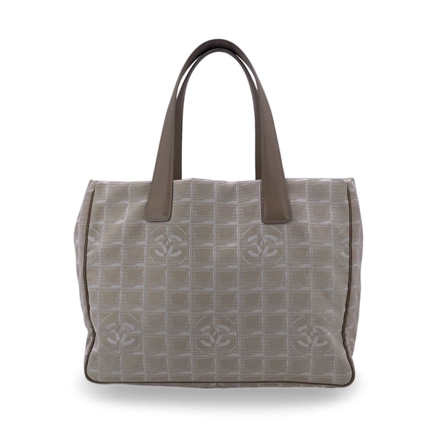 VINTAGE, RRP AS NEW
Chanel beige jacquard nylon tote bag from the 'Travel line' collection. Period/Era: 2003/2004. Beige leather top handles. Nylon lining with 2 side zip pockets inside. 'Chanel - Made in Italy' tag , ity hologram tag inside the bag Condition Rating: B - VERY GOOD CONDITIONCondition Details: Some war of use on bottom corners. Some darkness on leather handles. Some brown stains on the internal lining. Please, look carefully at the photos and ask if you have any doubts.Measurements (cm):Depth: 15.2Height: 25.4Length: 35.6Other Details: Dustbag? NoKeys? NoBox? NoMeasurments:  width: 152 mm length: 356 mm height: 254 mm
