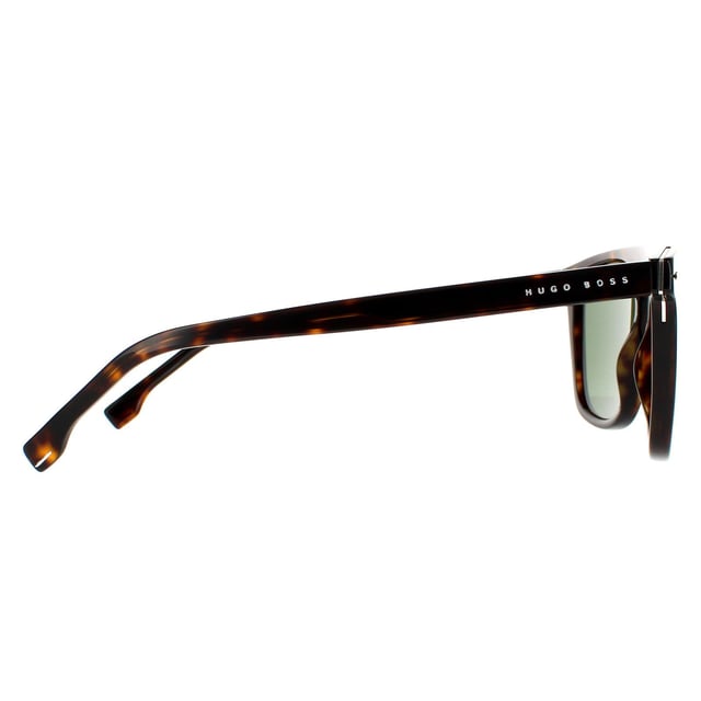 Hugo Boss  zonnebril Boss 1127/S 086 QT Dark Havana Green is een eigentijdse vierkante stijl vervaardigd van lichtgewicht acetaat met een sleutelgatbrug, dikke bovenste balk en hoekfilms en de tempels zijn gebrandmerkt met het Hugo Boss -logo.