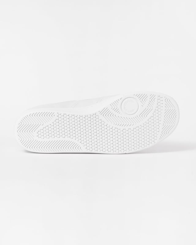 Sneaker vervaardigd met een zachte leren bovenkant van volnerfleer voor een hoogwaardige afwerking. Voorzien van geperforeerde zijpanelen voor verbeterde ademendheid en stijl. Geplaatst op een duurzame rubberen zool voor betrouwbare grip en de hele dag comfort.