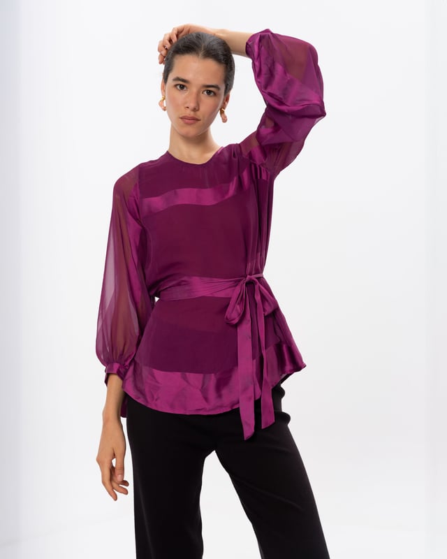 La Blusa Buganvilla Carolina es la elección perfecta para añadir un toque de elegancia a tu armario de otoño. Con su diseño de rayas y cinturón ajustable, esta blusa ofrece un estilo sofisticado y cómodo. Ideal para combinar con pantalones negros y accesorios dorados para un look refinado y moderno.
 
 
 
 Blusa con cuello redondo.
 
 Manga abullonada.
 
 Tejido con textura de rayas satinadas.