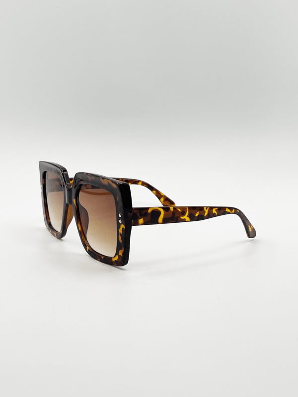 Oversized Square Frame in Brown Tortoiseshell
Frame Colour: Tortoiseshell
Lens Colour: Brown
One Size
SKU: SG2400505
UV 400 PROTECTION IN ACCORDANCE WITH 89/686/EEC BS EN ISO 123-1:2013
FDA Approved