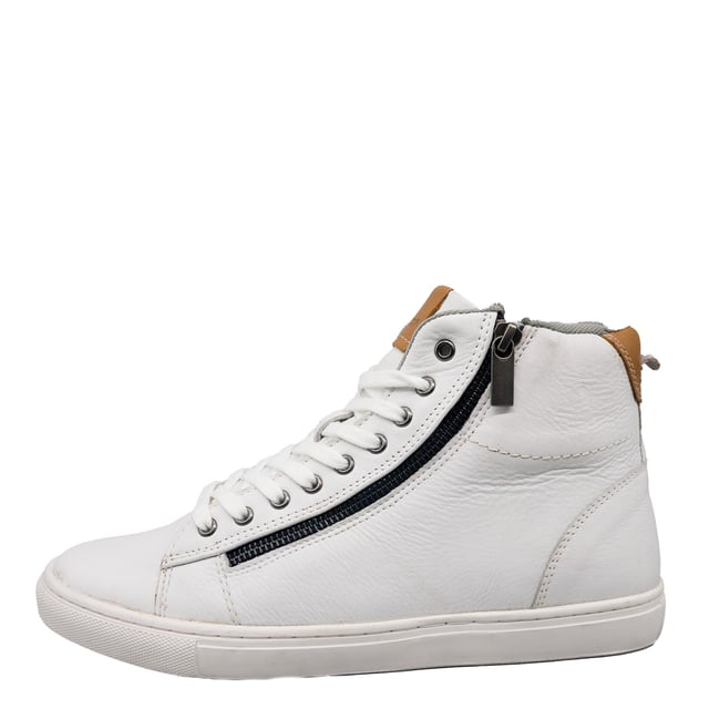 Level up your everyday trainer collection with the Ilford High Top Trainers, featuring soft leather uppers and a classic lace up design. Complete with a zip fastening for a trend-led feel and easy to wear style.