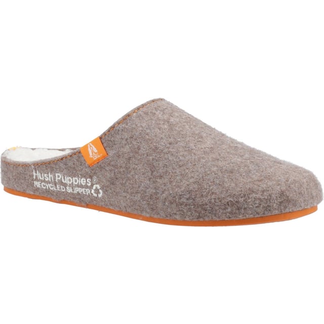 Hush Puppies The Good 90% Gerecycled RPET Polyester Herenpantoffels Bruin Gemaakt van 90% gerecycled polyester. De Good Slipper is een must have dit seizoen met zijn superzachte sok van biologisch katoen en bed van 100% gerecycled schuim. Gemaakt met een duurzame zool van natuurlijk rubber voor extra grip en extra comfort.