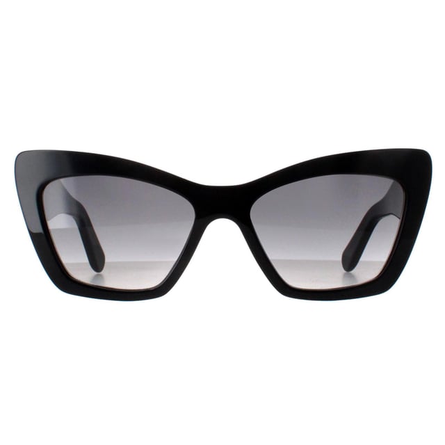 Las gafas de sol Salvatore Ferragamo SF1081SE 001 negras con degradado gris son una verdadera encarnaciÃ³n del lujo y la sofisticaciÃ³n italianos. Elaboradas con una meticulosa atenciÃ³n al detalle, estas gafas de sol cuentan con una impresionante montura de acetato adornada con intrincados detalles y el icÃ³nico logotipo de Salvatore Ferragamo, que muestra la elegancia atemporal de la marca. Las lentes cuadradas de gran tamaÃ±o ofrecen estilo y protecciÃ³n contra los rayos UV, lo que le garantiza una imagen atrevida a la vez que protege sus ojos de los rayos daÃ±inos del sol.