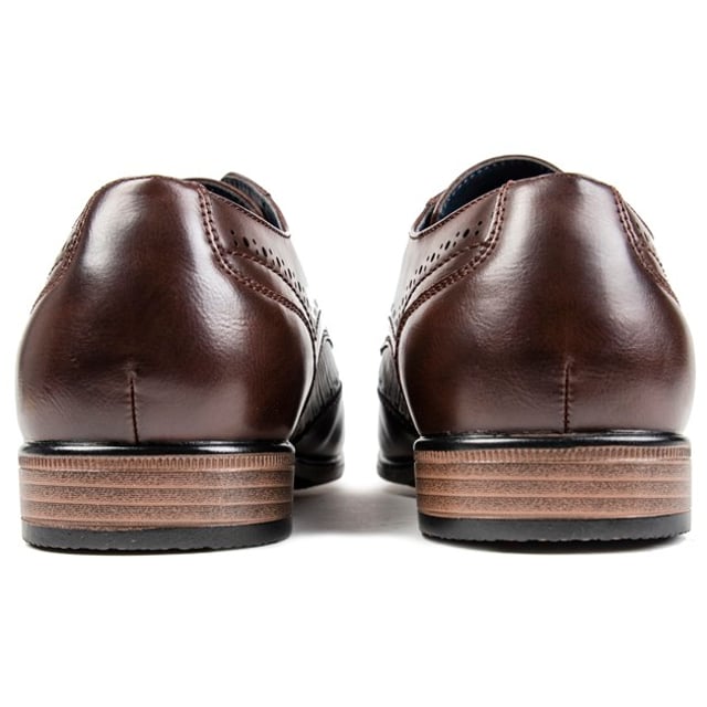 Este elegante Logan li Brogue de Soltrader es un elegante zapato para hombre en color marrón. Los finos detalles brogue y la textura en relieve le dan a este clásico par de cordones un toque de elegancia. mientras que la suela sintética duradera añade tracción y soporte. Estos zapatos brogue son perfectos para cualquier ocasión, formal o informal, te harán lucir realmente bien.