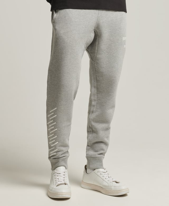 Joggers are a core part of any sporty wardrobe. We love to upgrade our classic designs with bold logos to catch the eye and ensure that your personal style never has an off day.Slim fit – designed to fit closer to the body for a more tailored lookDrawcord waistbandTwo side pocketsRibbed cuffsPrinted Code and Superdry logos