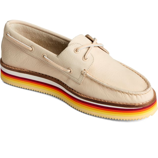 Der Authentic Original Bootsschuh - eine echte Ikone des Prep-Styles - hat alles angefangen. Jetzt mit einer aktualisierten Außensohle aus mehrfarbigem EVA-Gummi, die einen leuchtenden Farbteppich unter dem hochwertigen Lederobermaterial bildet.