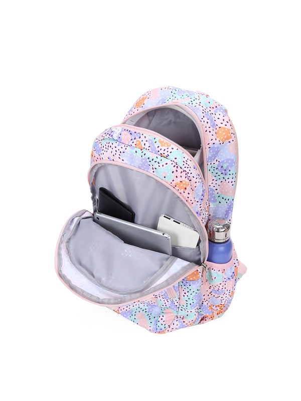 Mochila unisex. El cierre es con cremallera. Hay tres bolsillos internos abiertos. Hay tres bolsillos externos con cremallera y dos laterales abiertos. La bandolera es ajustable y extraíble en tejido. El mango está fabricado en nailon. Hay tres compartimentos internos. El material exterior es poliéster. Internamente está forrado en poliéster. Medidas: 30x17x43 cm. Producto de moda