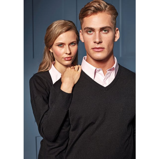 Een eenvoudige, gemakkelijk te dragen trui die een laagje stijl aan uw outfit toevoegt.. Ontworpen met geribbelde gebreide set-in mouwen, zoomlijn en v-hals voor een eigentijdse moderne look. Een garderobe die essentieel is voor medewerkers die te allen tijde een slim bedrijfsimago moeten behouden. 100% acryl.