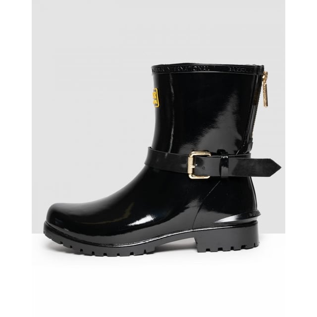 Botas mugello negras Barbour International para mujer, fabricadas en caucho y suela de caucho. Presentan: acabado de alto brillo, suela de perfil bajo, marca Barbour, hebilla decorativa y estilo motero.