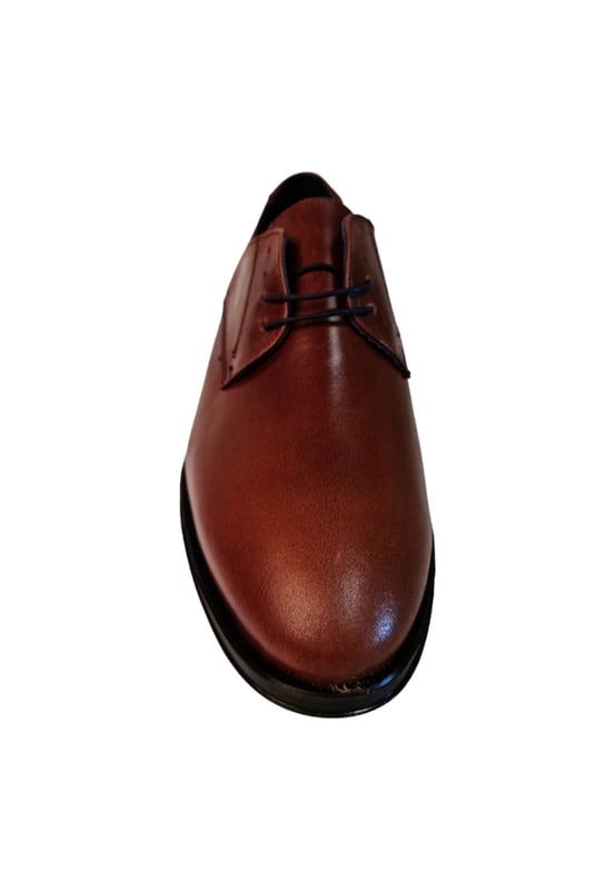 Zapato de vestir con cierre de cordones y lengüeta, con tacón. Cuenta con una comoda suela y una planta antideslizante
