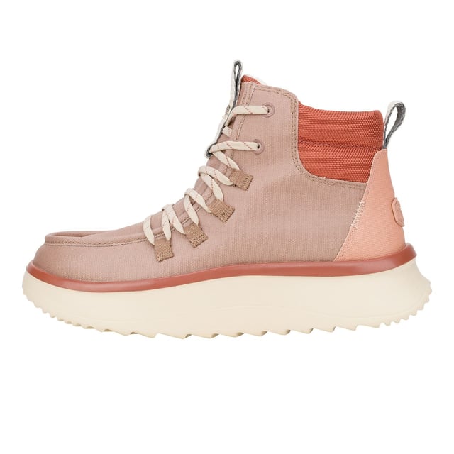 We have a high opinion of the Wendy Apres Coated Twill. Raise the style bar this season with a coated twill upper, suede heel and padded nylon collar. Fleece lining and an elevated platform height are giving total cushy comfort.