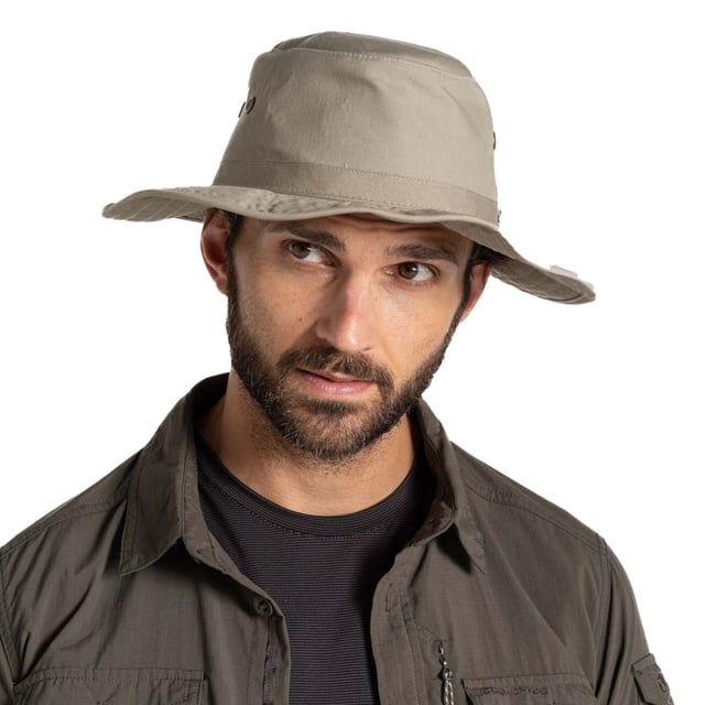Take to your travels in this classic safari-style travel hat. Constructed from insect bite-proof polyester cotton, it features inbuilt sun protection and a stain-repellent finish. A concealed pocket provides a handy stash for cash and cards.