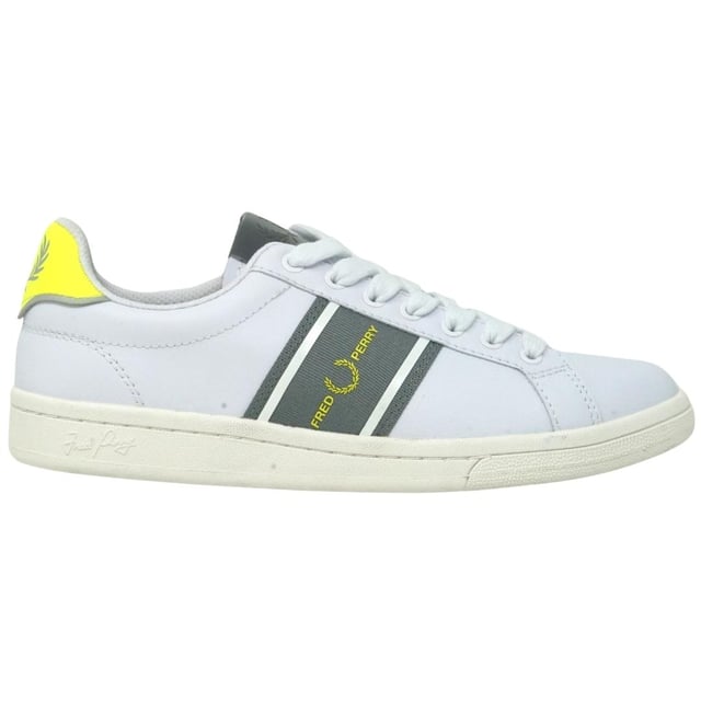 Fred Perry B9280 134 B721 lederen witte sneakers. Fred Perry witte schoenen. Stijl: B9280 134. Merklogo op tong. Sneakers met vetersluiting. Merkbadge aan de zijkant van de schoen