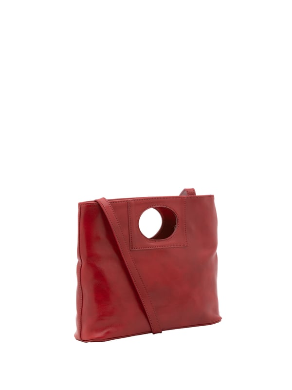 Damen-Umhängetasche mit Magnetverschluss. eine Innentasche mit Reißverschluss und zwei offene Innentaschen. fehlende Außentaschen. abnehmbarer Schultergurt aus Leder. im Ledergriff. zwei Innenfächer.  Außenmaterial. Innen mit Baumwolle gefüttert. Maße: 28x33x10 cm. Hergestellt in Italien