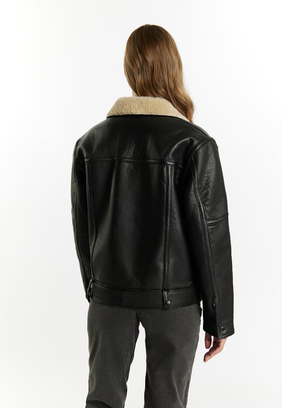 Of het nu in het zwart of donkerbruin is, het coole bikerjack van DreiMaster Vintage wil je deze winter en nog veel meer niet meer uitdoen. Met zijn robuuste lamsleer en de zachte schapenvacht aan de binnenkant van de jas wordt hij al snel een favoriet. De kenmerkende asymmetrische ritssluiting, een schuine borstzak en een riem aan de zoom zorgen voor een expressieve afwerking.  Jas