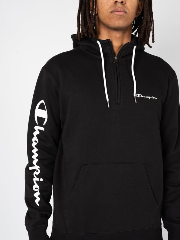 Dit pretentieloze, eenvoudige model van de trui is perfect voor een casual, stedelijke stijl en biedt dagelijks comfort zonder aan elegantie in te boeten.

Met een capuchon die de trui niet alleen een sportief karakter geeft, maar ook beschermt tegen kou en wind, waardoor het de ideale keuze is bij wisselvallig weer.

De trui heeft ook een ritssluiting bij de hals, waarmee je het niveau van bescherming tegen de kou kunt aanpassen en biedt verschillende stylingopties, afhankelijk van je voorkeuren.

De merknaam is op de voorkant gedrukt, subtiel geïntegreerd in het ontwerp en zorgt voor een discreet maar herkenbaar accent dat de originaliteit en authenticiteit van het product onderstreept.

Met een kangoeroezak, die niet alleen praktisch is omdat je er kleine spullen in kunt opbergen, maar die de trui ook een casual, sportieve snit geeft.

Het bedrijfslogo is zo op de linkermouw geplaatst dat het merk subtiel wordt benadrukt zonder het algehele ontwerp te domineren.

De trui is gemaakt van hoogwaardig materiaal en garandeert duurzaamheid en weerstand tegen beschadiging, waardoor hij niet alleen stijlvol is, maar ook een praktische investering voor vele jaren.