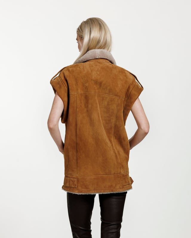 Een chique en stijlvolle bodywarmer met alle juiste details. De jas heeft zakken aan beide zijkanten, een schuine ritssluiting, schouderbanden en een ingebouwde riem die naar wens vastgemaakt of losgelaten kan worden.