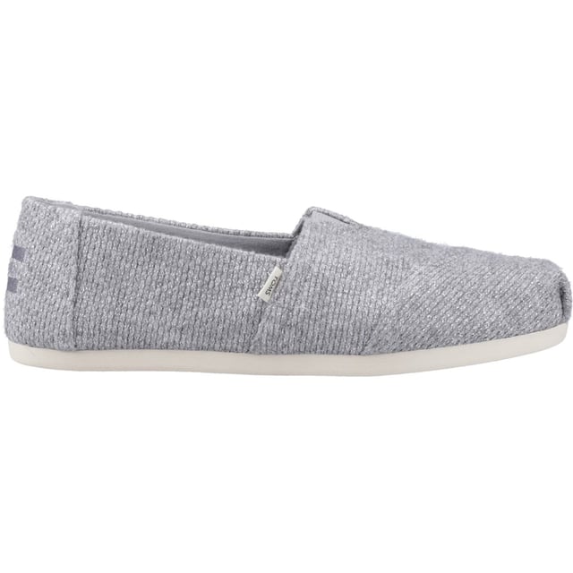 Alltäglicher Stil mit traumhaftem Komfort. Dieser klassische, leicht zu tragende Alpargata-Schuh verfügt über ultra-weiche CloudBound-Sohlen für verbesserte Atmungsaktivität und wolkenartigen Halt. Schlüpfen Sie für einen einfachen Stil hinein und verleihen Sie jedem Look einen majestätischen Moment.