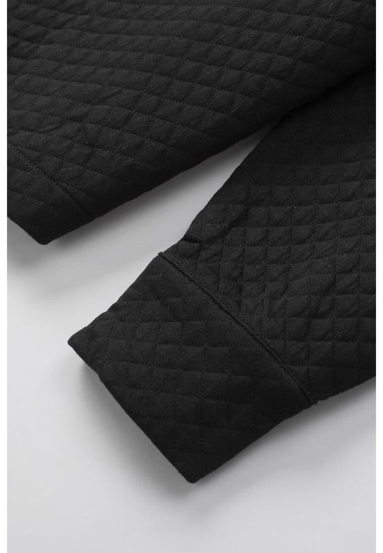 Black lattice texture retro shacket
  Flap pockets
  Quality materials
  Versatile piece for any season
  Retro touch with lattice texture
  Attention to detail and craftsmanship
  Perfect addition to your wardrobe