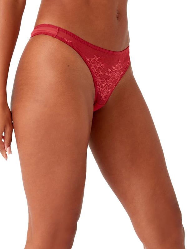 Glossies lace returns in versatile Raspberry Blush, worn as an elevated nude-tone or to co-ordinate with your favourite outerwear pieces. Representing the very latest in lingerie innovation, Glossies Lace features beautiful Chantilly lace which is both extremely delicate and reassuringly supportive. This thong in pink is the perfect partner for the Glossies Lace bra to complete the lingerie set.\r\n