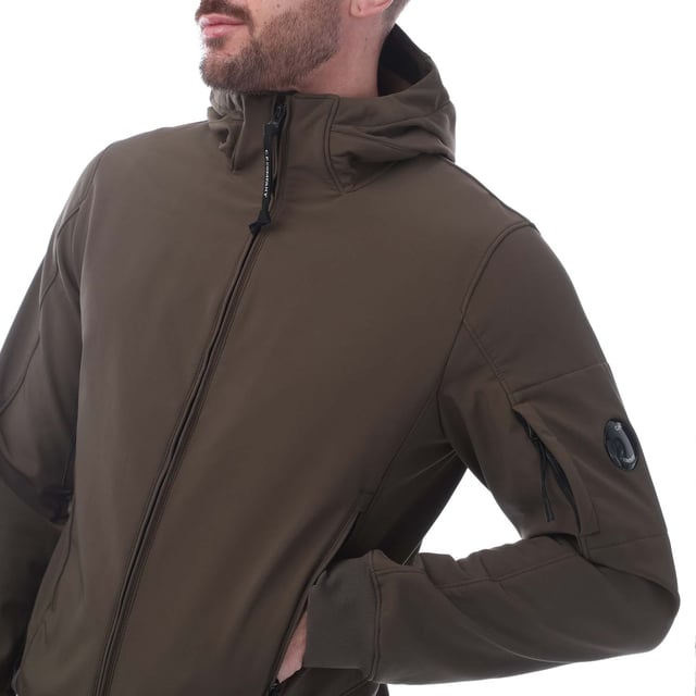 Heren C.P. Company Shell-R Google Jacket in groen.- Verstelbare capuchon met goggle.- Volledige ritssluiting.- Beveiligde voorzakken.- Verstelbare zoom.- 94% Polyester 6% Elastane.- Ref: 17CMOW013A683