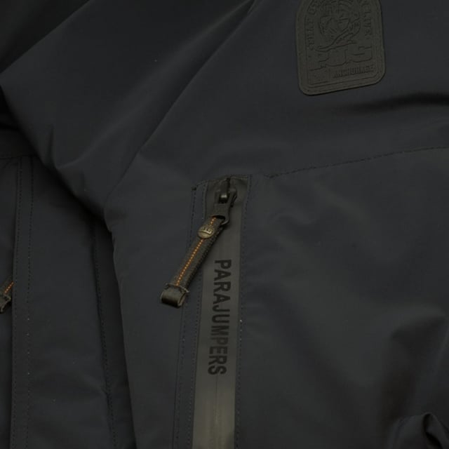 Blijf warm en stijlvol in de Parajumpers Black Jacket. Op deze luxe jas is de merkbadge op de linkermouw te zien. Geef stijl niet op voor comfort - maak een statement!, Merkpatch-logo op de linkermouw, 58% Polyamide, 33% Polyester, 9% Elastaan, Voering: 100% Polyamide, Vulling: 100% Polyester, Ritssluiting, Elastische tailleband en Mouwen, ritssluiting, zwarte jas